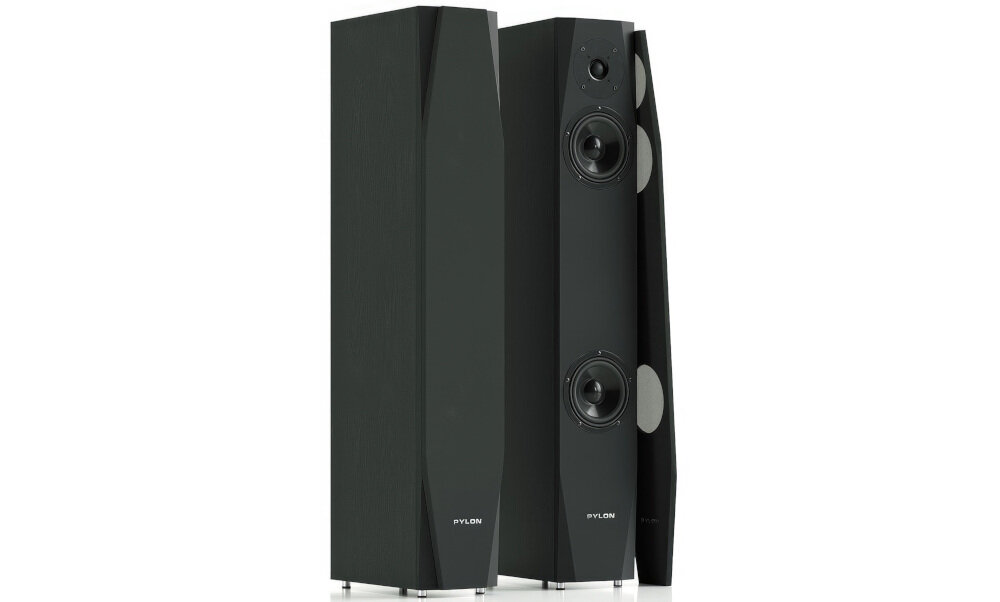 Kolumna głośnikowa PYLON AUDIO Sapphire 23 z bliskim zgraniem centrów akustycznych do odsłuchu w polu bliskim, kolumny głośnikowe po skosie na białym tle