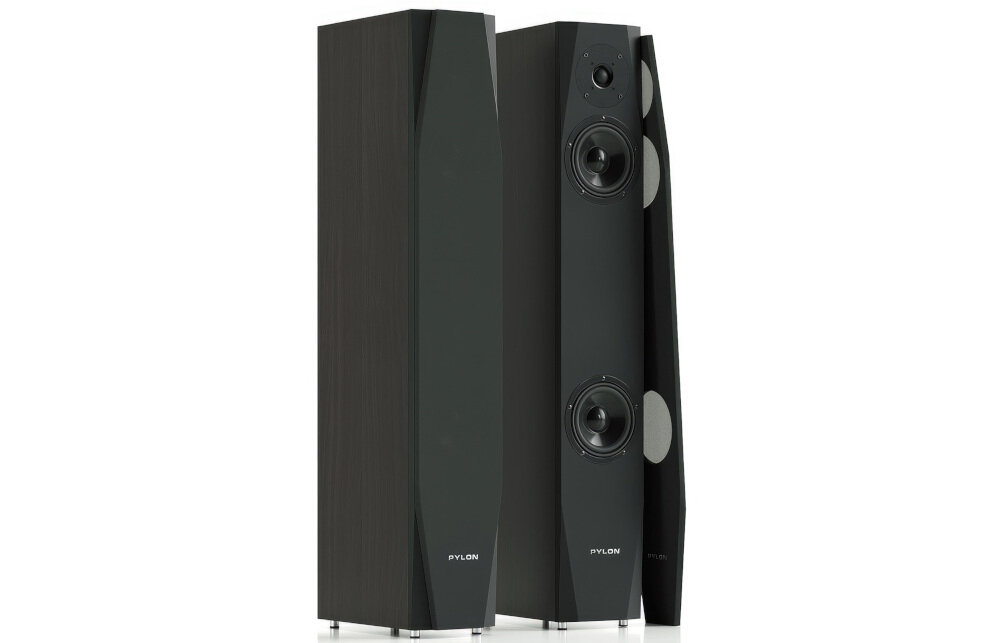 Kolumna głośnikowa PYLON AUDIO Sapphire 23 o naturalnym i zbalansowanym brzmieniu, kolumny głośnikowe po skosie na białym tle