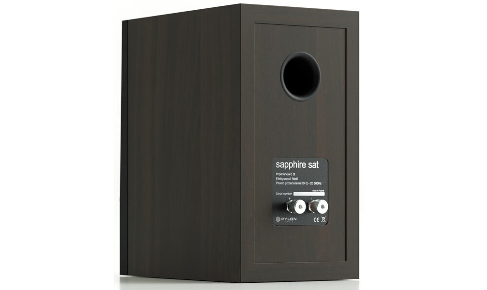 Kolumna głośnikowa PYLON AUDIO Sapphire sat moc RMS 40 W i maksymalna 60 W, kolumna głośnikowa po skosie od tyłu na białym tle