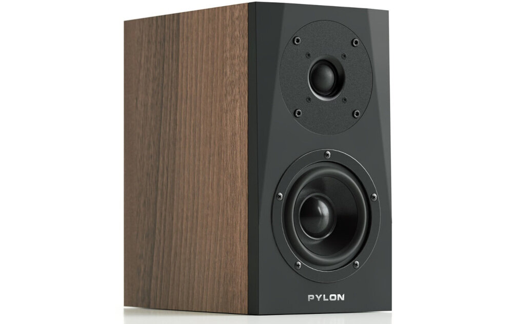 Kolumna głośnikowa PYLON AUDIO Sapphire sat z wyrafinowanym brzmieniem i kompaktową obudową, kolumna głośnikowa po skosie na białym tle