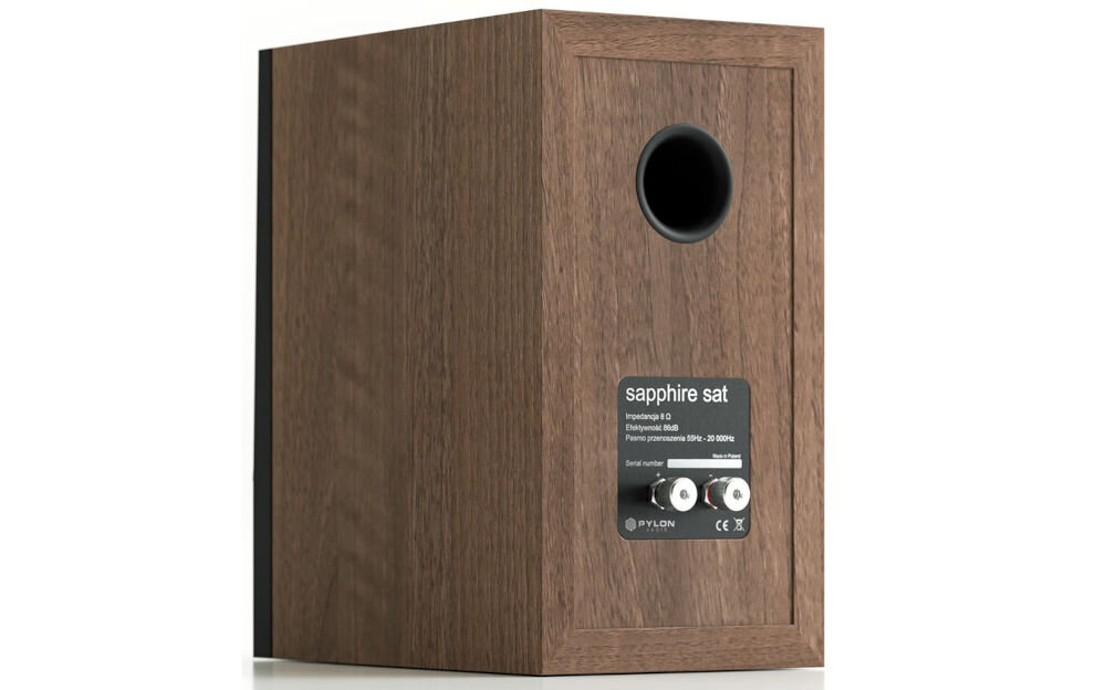 Kolumna głośnikowa PYLON AUDIO Sapphire sat moc RMS 40 W i maksymalna 60 W, kolumna głośnikowa po skosie od tyłu na białym tle
