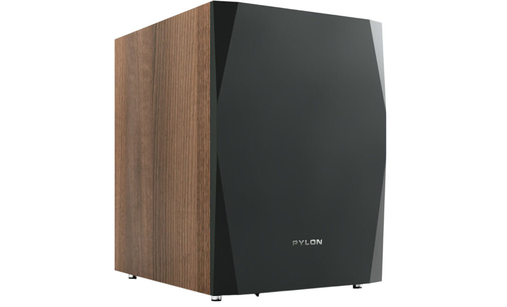 Subwoofer PYLON AUDIO Sapphire Sub moc basu dźwięk niskie tony, subwoofer po skosie na białym tle