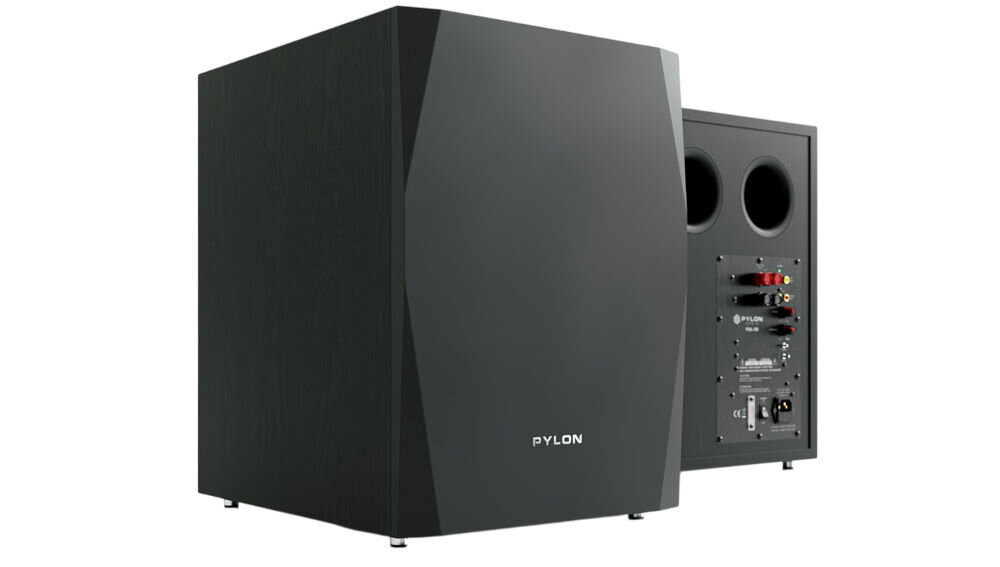 Subwoofer PYLON AUDIO Sapphire Sub pasmo przenoszenia współpraca z kolumnami, subwoofer po skosie od przodu i od tyłu na białym tle