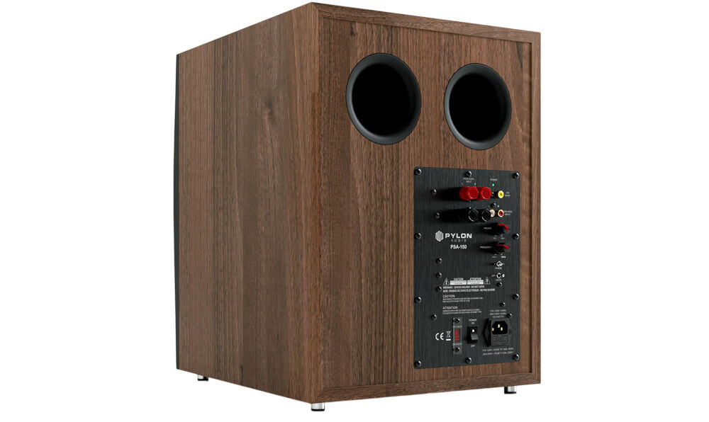 Subwoofer PYLON AUDIO Sapphire Sub kompaktowe wymiary 15kg mocny bas, subwoofer po skosie na białym tle