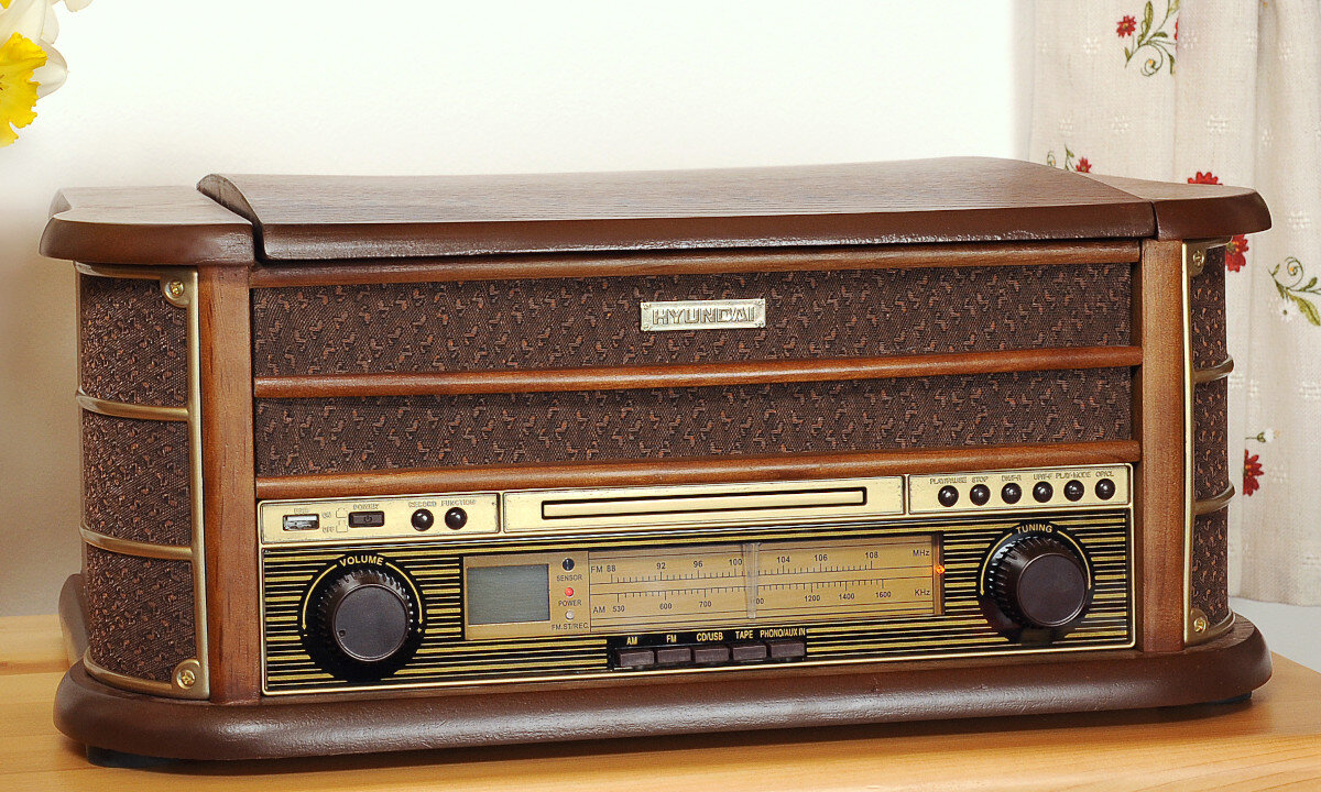 Gramofon HYUNDAI RTC-513RIP Brazowy uniwersalne urzadzenie w stylu retro