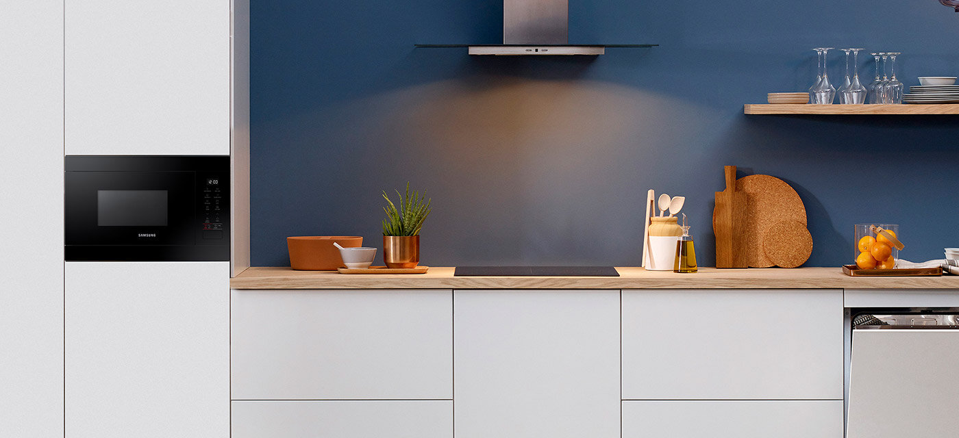 Kuchenka mikrofalowa MG22M8254AK znajdująca się w kuchni z białą zabudową jest dostępna w ofercie sklepu Media Expert