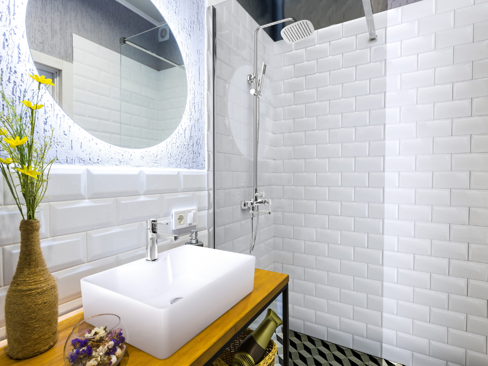 DESZCZOWNIA Z BATERIĄ INVENA GLAMOUR AU-05-B01-V chrom łazienka prysznic duże okno