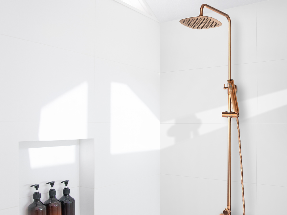 DESZCZOWNIA Z BATERIĄ INVENA GLAMOUR AU-05-B14-V MIEDŹ łazienka prysznic duże okno