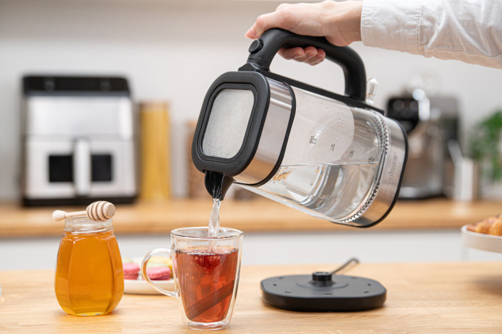 Czajnik ZELMER ZCK8021 Połączenie szkła hartowanego i stali nierdzewnej Przezroczysta konstrukcja  ułatwienie sprawdzanie poziomu wody wysoka jakość