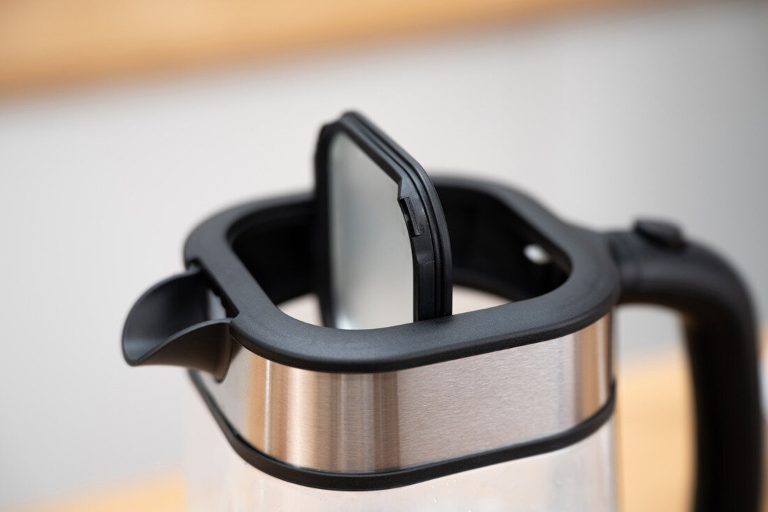 Czajnik ZELMER ZCK8021  Komfort i bezpieczeństwo użytkowania Ochrona przed suchobiegiem i przegrzaniem Automatyczne otwieranie pokrywy z myślą o prostocie i komforcie obsługi