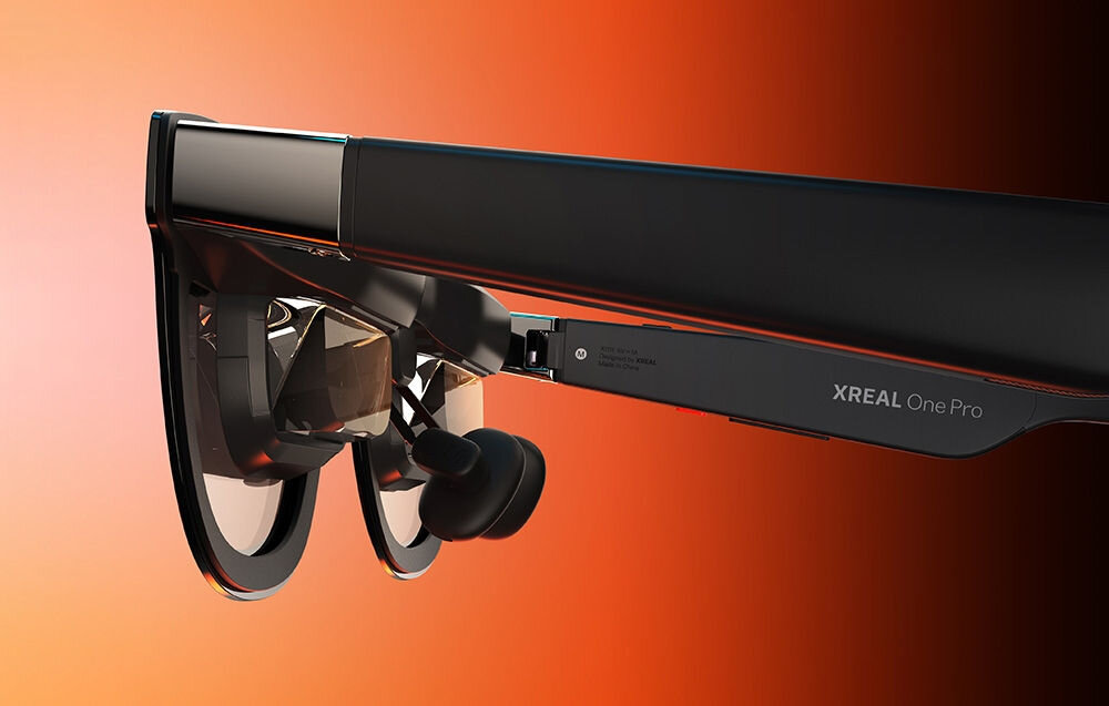 Okulary XREAL One Pro prezentacja okularów od boku na tle z pomarańczowym gradientem układ X1 dostosowanie parametrów obrazu redukcja zakłóceń płynne działanie regulacja rozmiaru i pozycji ekranu personalizacja