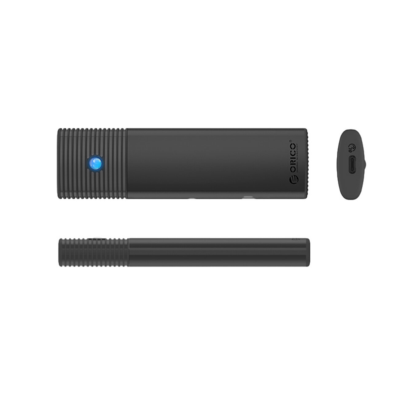 Czarna kieszeń dyskowa z logo \'ORICO\', posiada niebieski przycisk i port USB-C. Produkt składa się z trzech części: głównej obudowy, zatyczki i dodatkowego elementu.