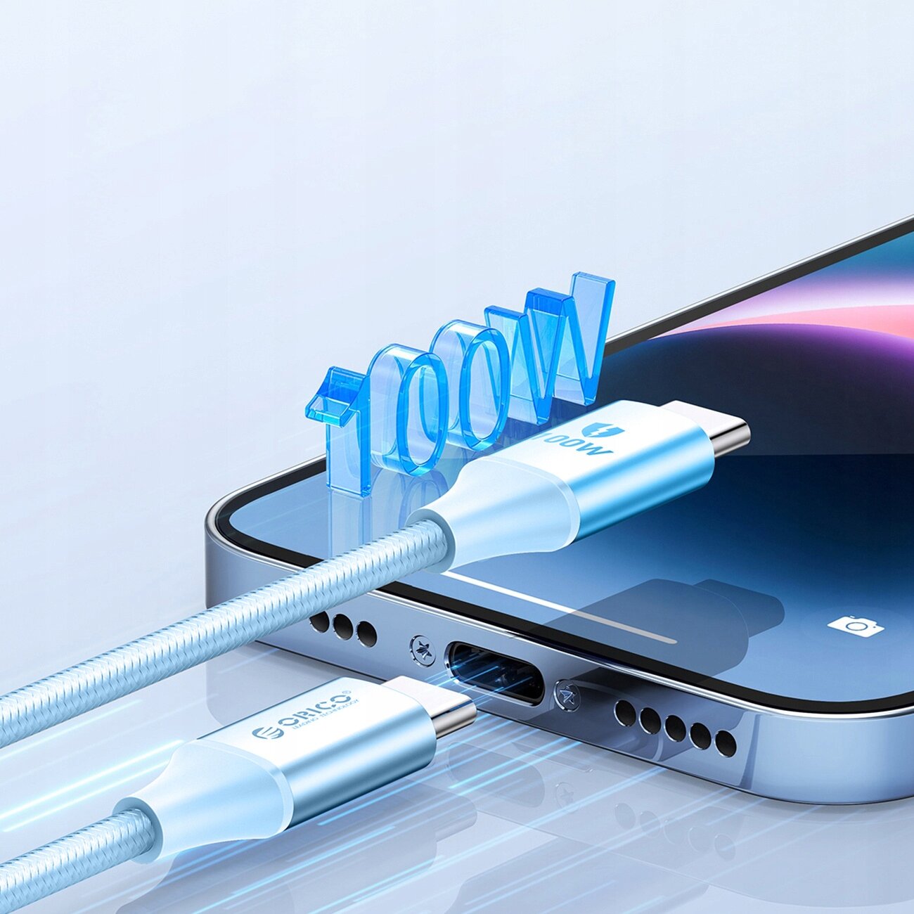 Obraz przedstawia kabel USB-C podłączony do smartfona, z widocznym napisem \'100W\' oraz logo \'ORICO\' na wtyczce. Smartfon ma metaliczną obudowę i wyświetlacz z gradientowym tłem.