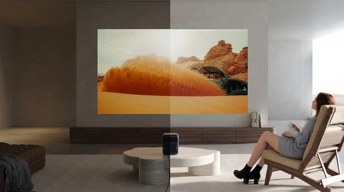 Projektor WANBO Mozart 1 Pro New jasność 1200 ANSI Lumenów, wyraźny obraz w dzień, projektor stojący na stoliku wyświetlający obraz na ścianie