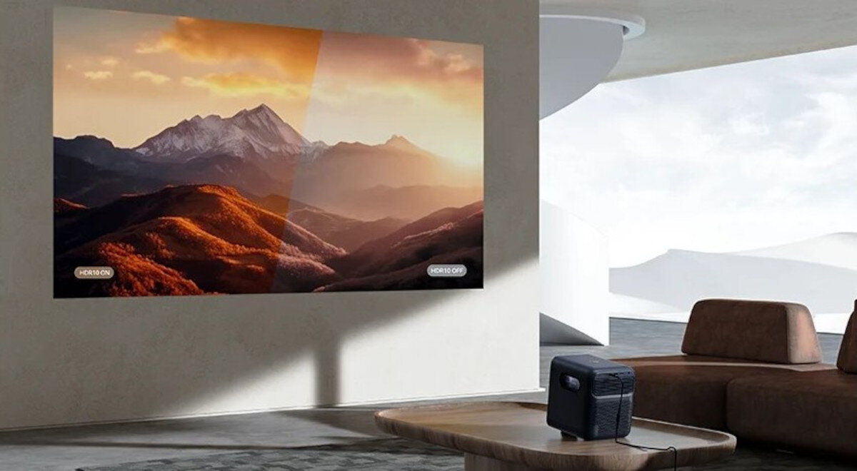 Projektor WANBO Mozart 1 Pro New HDR10, 1080P Full HD, 4K, kontrast 3000:1, MEMC, projektor stojący na stoliku wyświetlający obraz na ścianie