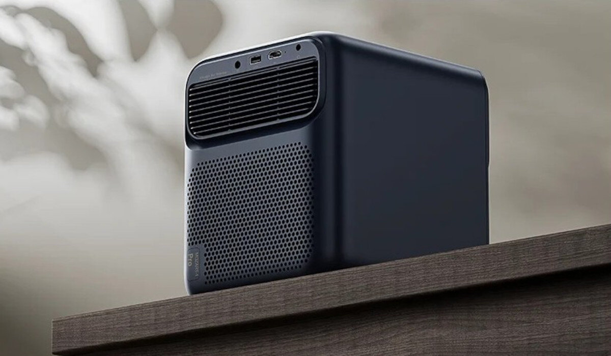 Projektor WANBO Mozart 1 Pro New HDMI 2.0, USB, AUX, Wi-Fi 2.4/5GHz, Bluetooth 5.0, projektor stojący na szafce tyłem