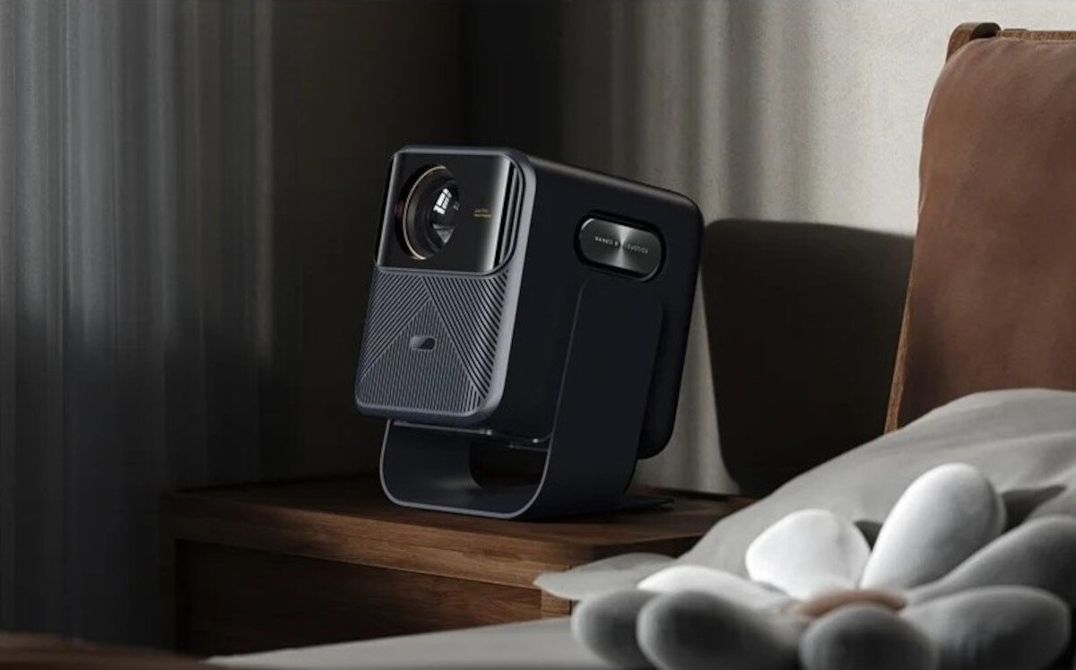 Stojak pod projektor WANBO Mozart Series Gimbal WBBA04 kompaktowe wymiary wygodne przenoszenie, projektor stojąxcy na szafce obok łóżka