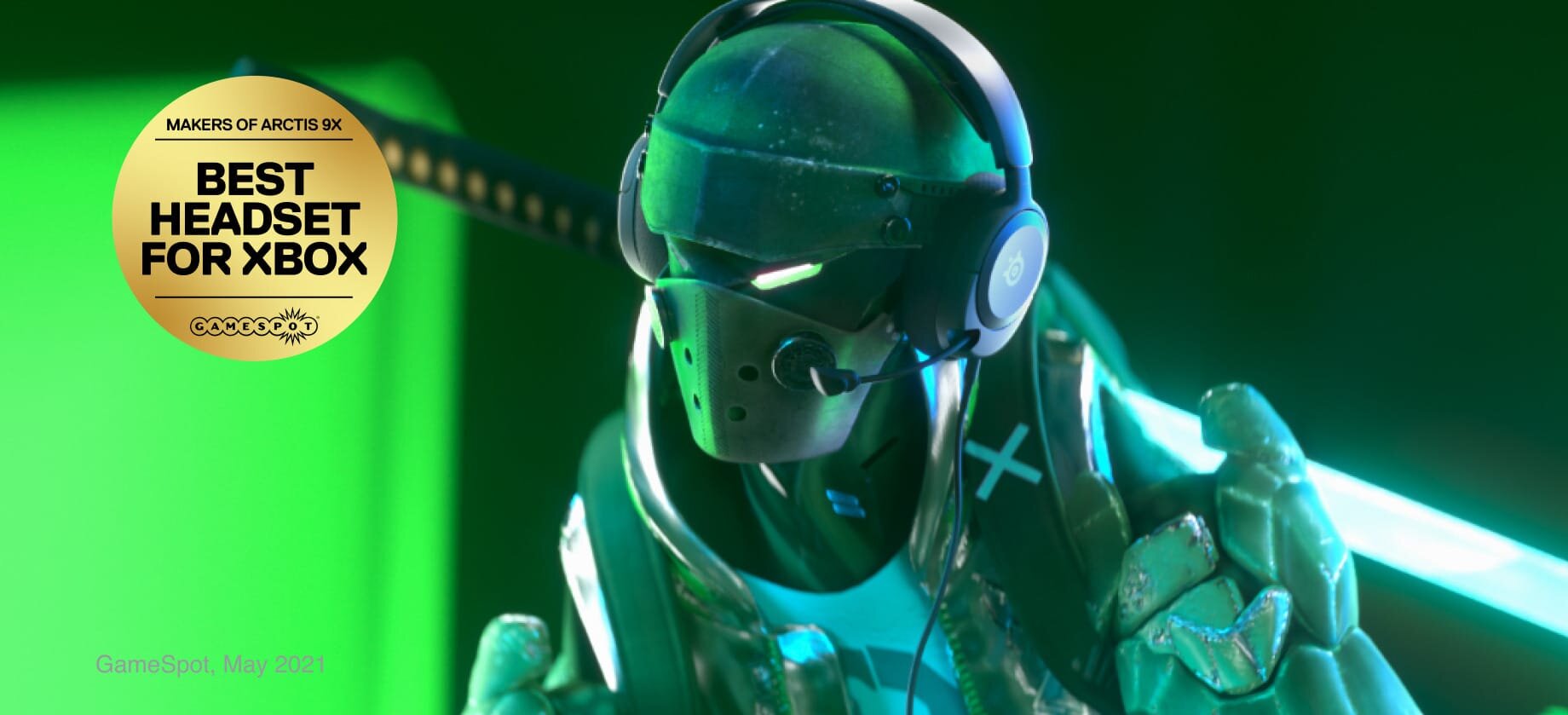 Postać w futurystycznym hełmie nosi czarne słuchawki z mikrofonem. Na obrazie widoczny jest tekst: \'MAKERS OF ARCTIS 9X BEST HEADSET FOR XBOX GameSpot, May 2021\'.