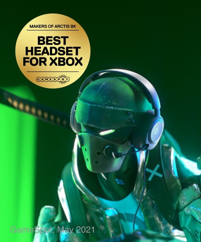 Na obrazie widoczna jest postać w hełmie z nausznikami, na zielonym tle. W lewym górnym rogu znajduje się złoty medalion z tekstem: \'MAKERS OF ARCTIS 9X BEST HEADSET FOR XBOX GAME SPOT\', a w dolnym lewym rogu napis: \'GameSpot, May 2021\'.