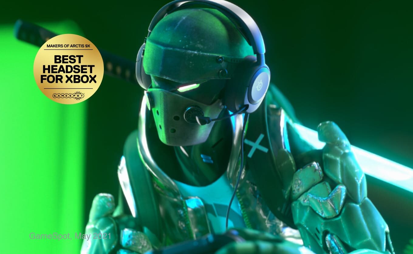 Postać w futurystycznym hełmie i zbroi nosi słuchawki, a w tle widoczny jest zielony blask. Na obrazie znajduje się tekst: \'MAKERS OF ARCTIS 9X BEST HEADSET FOR XBOX\' oraz \'GameSpot, May 2021\'.