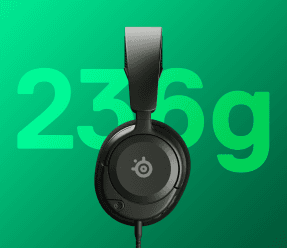 Czarne słuchawki na tle zielonego gradientu z widocznym logo SteelSeries na nauszniku. W tle duży napis \'236g\'.