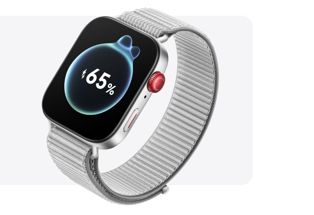 Smartwatch z prostokątnym ekranem wyświetla ikonę baterii z napisem \'65%\'. Urządzenie ma srebrną obudowę i pasek oraz czerwony przycisk z boku.