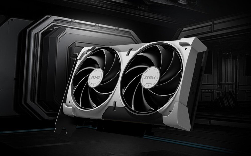 Karta graficzna MSI GeForce RTX 5050 Ventus 2X OC 8GB Widok z przodu na kartę graficzną ukazujący dwa wentylatory osadzone w srebrno-czarnej obudowie