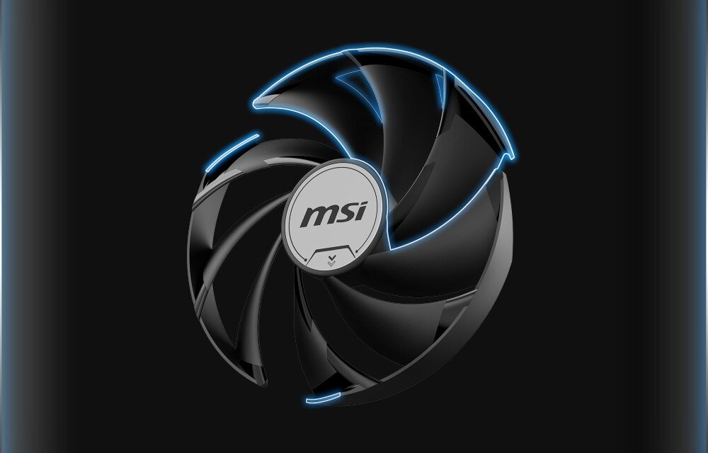 Karta graficzna MSI GeForce RTX 5050 Ventus 2X OC 8GB Szczegółowe ujęcie pojedynczego wentylatora z widocznymi wyprofilowanymi łopatkami oraz logotypem producenta w centrum