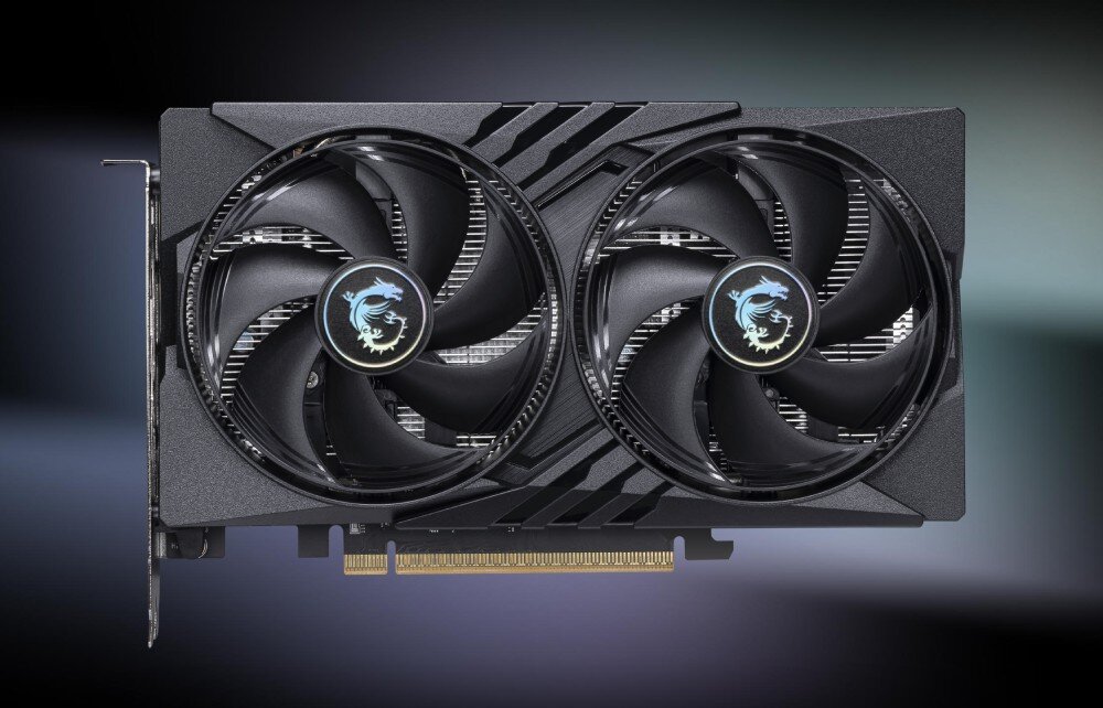 Karta graficzna MSI GeForce RTX 5050 Gaming OC 8GB Frontowy widok karty graficznej prezentujący dwa wentylatory w czarnej obudowie z geometrycznymi wcięciami