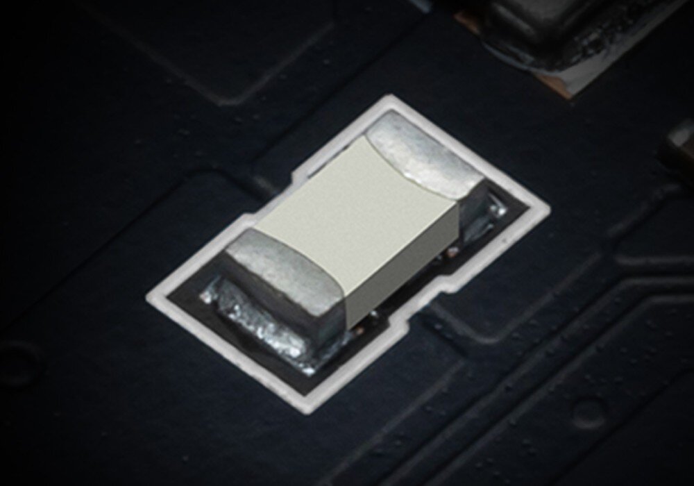 Karta graficzna MSI GeForce RTX 5050 Gaming OC 8GB Zbliżenie na bezpiecznik wlutowany w płytkę drukowaną chroniący przed uszkodzeniami elektrycznymi