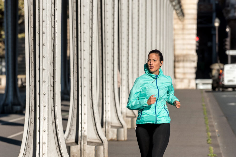 JBL Endurance Zone bateria czas pracy szybkie ładowanie 10 minut 3 godziny, osoba z założonymi słuchawkami uprawiająca jogging