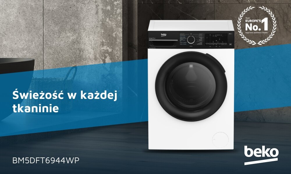 PRALKO-SUSZARKA BEKO BM5DFT6944WP Grafika przedstawia pralko-suszarkę BEKO ustawioną w łazience na tle betonu i ciemnej podłogi. Po lewej stronie biegnie skośny niebieski pas z hasłem „Świeżość w każdej tkaninie”, u dołu widoczny jest symbol modelu „BM5DFT6944WP”, a w prawym górnym rogu znajduje się odznaka „Europe’s No.1