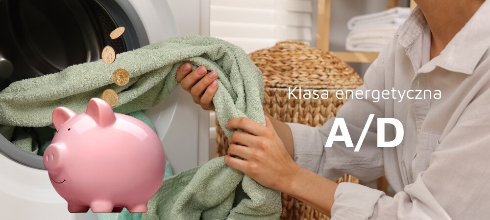 PRALKO-SUSZARKA BEKO bPRO500 BM5DFT6944WP 5.jpg pokazuje osobę wyjmującą duży, zielony ręcznik z bębna pralki w domowej łazience. Na pierwszym planie po lewej stronie znajduje się różowa skarbonka, nad którą spadają monety, a po prawej widnieje biały napis „Klasa energetyczna A/D”, co symbolizuje oszczędność pieniędzy dzięki energooszczędnemu urządzeniu klasa energetyczna A pranie D suszenie pralko‑suszarka BEKO wydajność oszczędność energii komfort użytkowania ekologiczne pranie