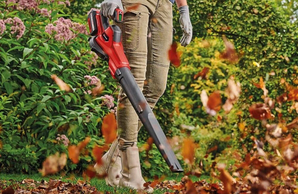 Dmuchawa do liści akumulatorowa EINHELL GE-UB 18-250 Li E Aku 4.0Ah 3433560 ogród kwiaty krzewy osoba zdmuchuje liście z ziemi porządek kontrola mobilność czystość