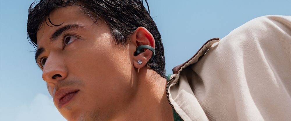 Motorola Moto Buds Loop dźwięk przestrzenny immersja bogactwo melodii, osoba z założonymi słuchawkami