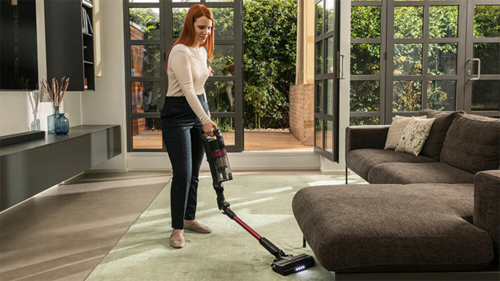 Odkurzacz HOOVER HF1P10HX 011 Dotarcie pod każdy mebel Elastyczna rura Flexi-tube ułatwienie porządek