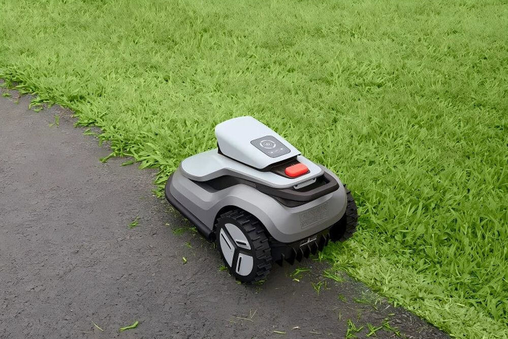 Robot koszący TERRAMOW V600 Bez przewodu ograniczającego Bluetooth/Wi-Fi 600 m2, robot, koszenie, trawnik, ogród, Mężczyzna sterujący robotem koszącym przez telefon.   