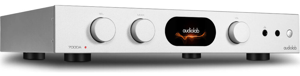 Audiolab 7000A wzmacniacz słuchawkowy 20-600 ohm prądowe sprzężenie zwrotne precyzyjny odsłuch, wzmacniacz po skosie na białym tle