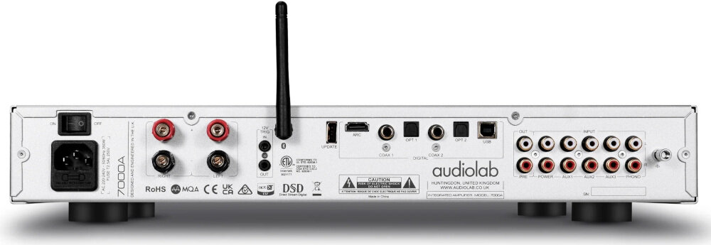 Audiolab 7000A wymiary 444x340x78 mm waga 8,4 kg kompaktowa i stabilna konstrukcja, wzmacniacz od tyłu na białym tle