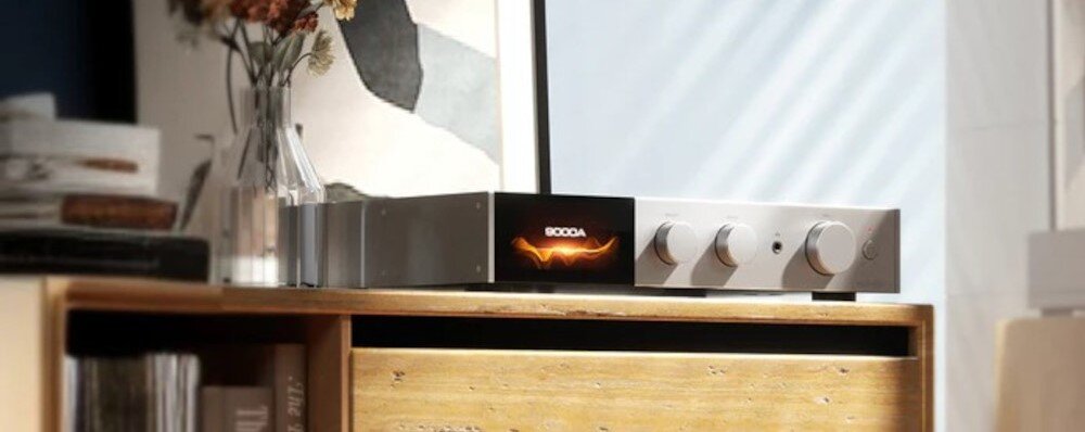Audiolab 9000A wzmacniacz zintegrowany moc wszechstronność funkcje cyfrowe i analogowe, wzmacniacz stojacy na szafce w pomieszczeniu