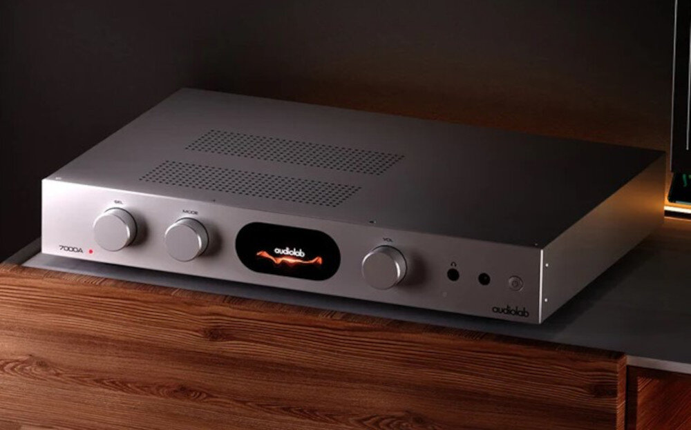 Audiolab 7000A wzmacniacz zintegrowany klasa AB elastyczne połączenia HDMI ARC USB Bluetooth ESS ES9038Q2M, wzmacniacz od frontu na białym tle, wzmacniacz stojący na szafce w pomieszczeniu