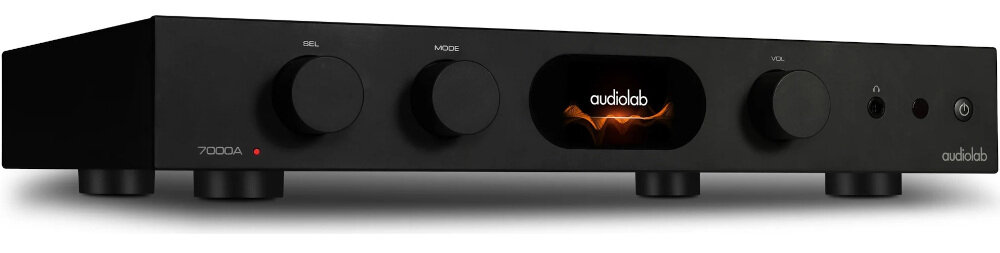 Audiolab 7000A wzmacniacz słuchawkowy 20-600 ohm prądowe sprzężenie zwrotne precyzyjny odsłuch, wzmacniacz po skosie na białym tle