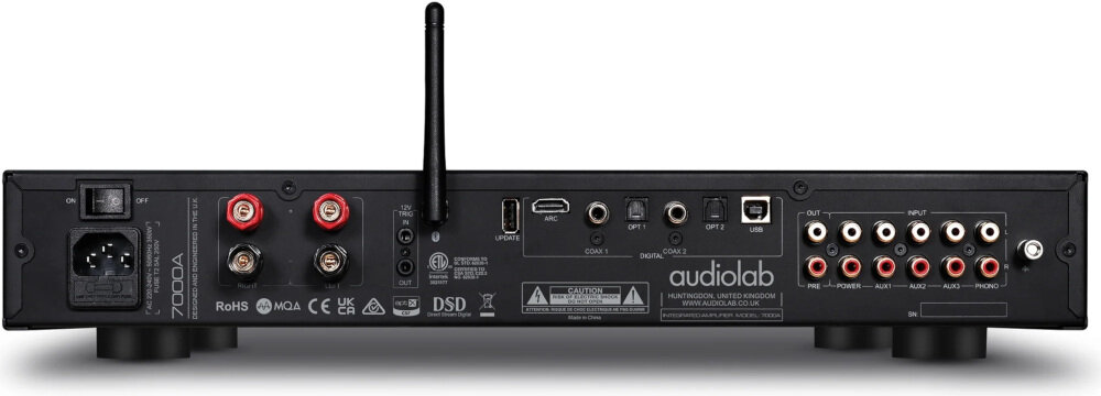 Audiolab 7000A wymiary 444x340x78 mm waga 8,4 kg kompaktowa i stabilna konstrukcja, wzmacniacz od tyłu na białym tle