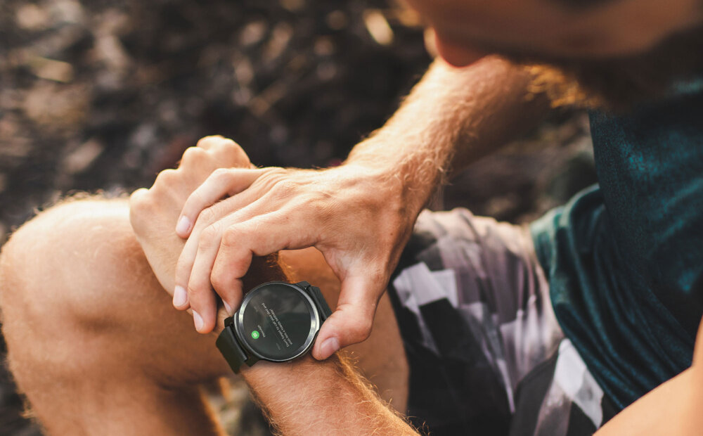Smartwatch MOTOROLA Moto Watch 100 Czarny ekran bateria czujniki zdrowie sport pasek ładowanie pojemność rozdzielczość łączność sterowanie krew puls rozmowy smartfon aplikacja