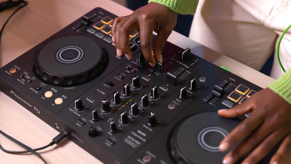 Kontroler DJ PIONEER DDJ-FLX4  - miksowanie dźwięku