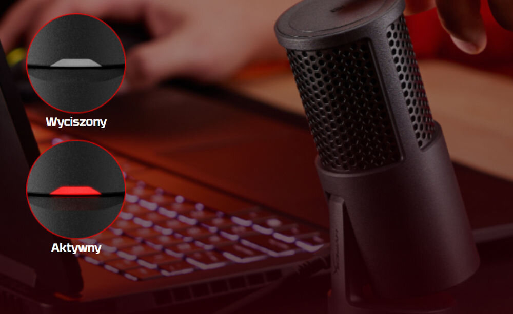 Mikrofon HYPERX SoloCast 2 Kardioidalny Dłoń z palcem wskazującym na przycisku w górnej części mikrofonu HyperX SoloCast 2 dotykowy przycisk wyciszenie mikrofonu dioda LED