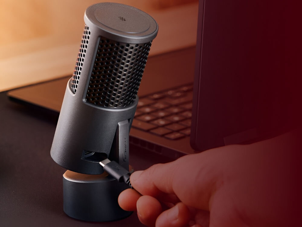 Mikrofon HYPERX SoloCast 2 Kardioidalny Ludzka dłoń podłączająca kabel USB-C lub USB-A do mikrofonu HyperX SoloCast 2 podłączanie za pomocą przewodu bez instalowania sterowników dom biuro studio