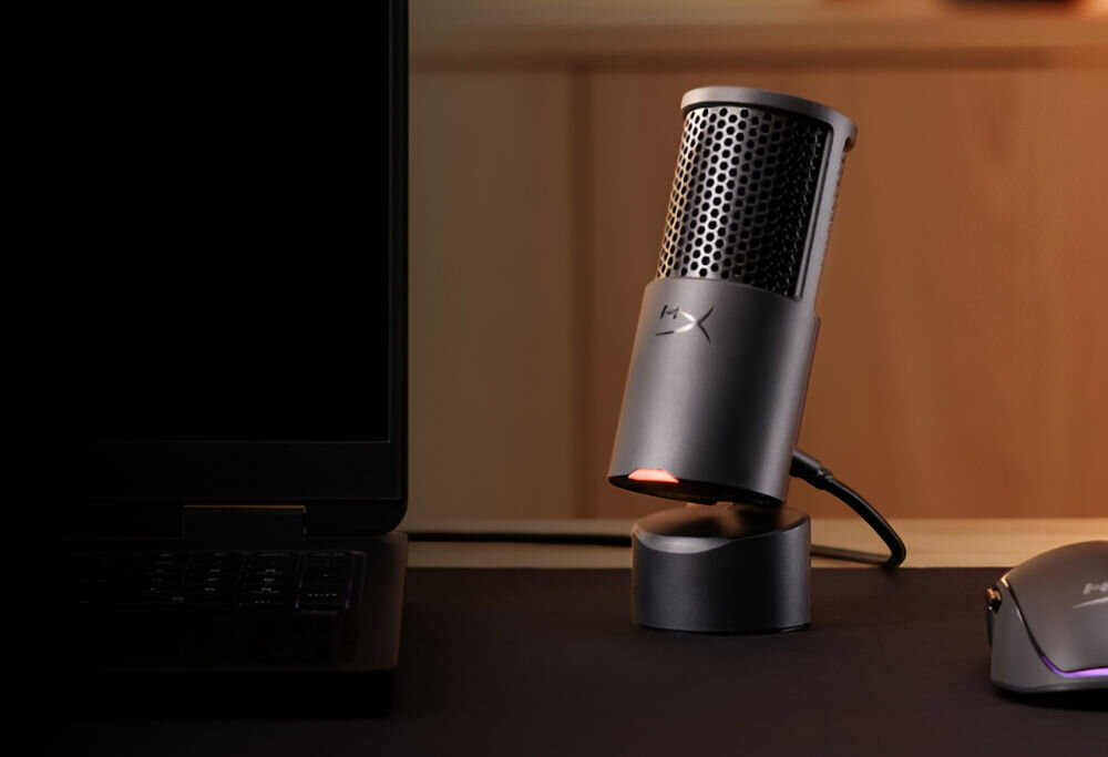 Mikrofon HYPERX SoloCast 2 Kardioidalny Mikrofon HyperX SoloCast 2 stojący na biurku obok laptopa i myszy komputerowej oprogramowanie HyperX NGENUITY filtry redukujące szumy ustawienia zapisywane w pamięci mikrofonu
