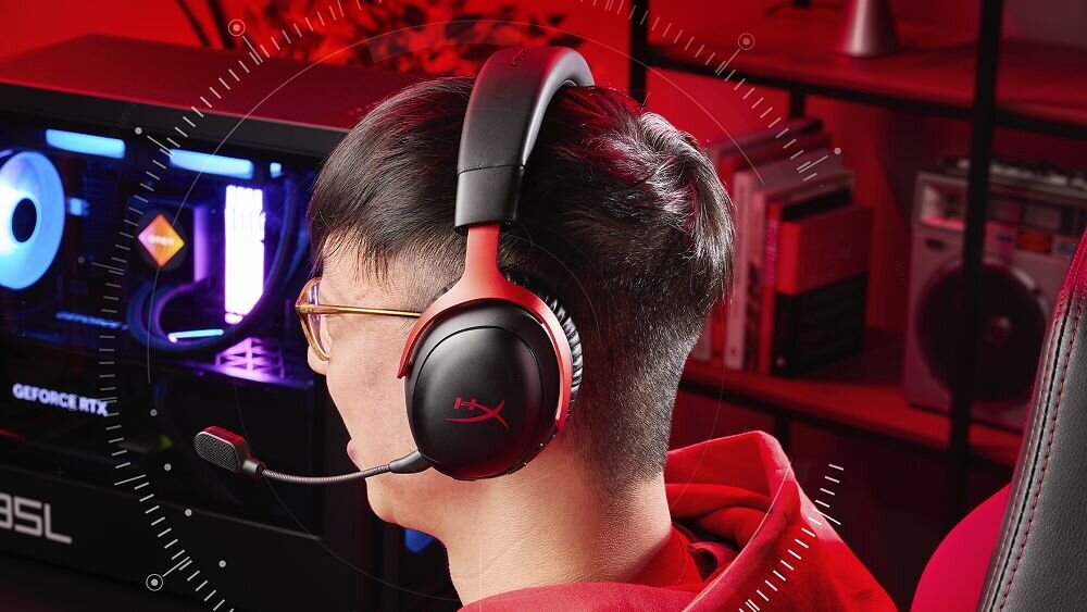 HYPERX Cloud III S Wireless słuchawki gamingowe, do 120 godzin pracy 2,4 GHz, do 200 godzin Bluetooth, długi czas działania, osoba z założonymi słuchawkami