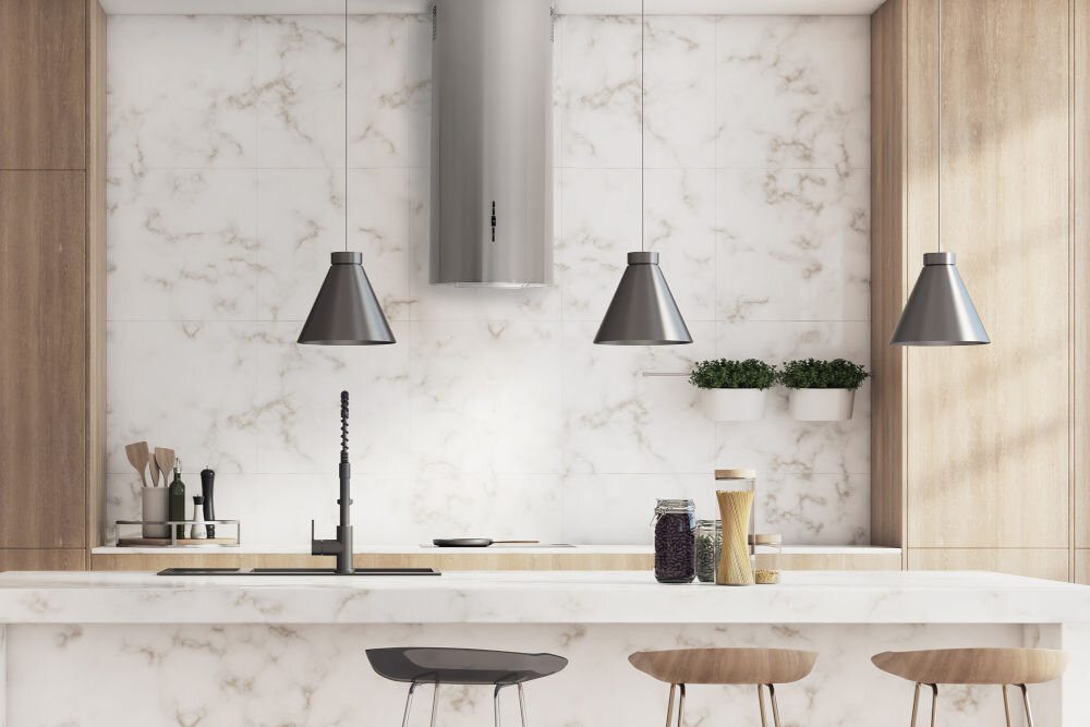 OKAP GOTZE & JENSEN WH701SS lifestyle kuchnia okap satynowy kolor wiszące lampy akcesoria kuchenne na blacie